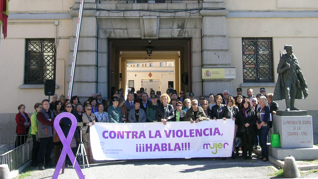 El Consejo de la Mujer convocó la concentración en colaboración con la Comandancia de la Guardia Civil. / El Adelantado