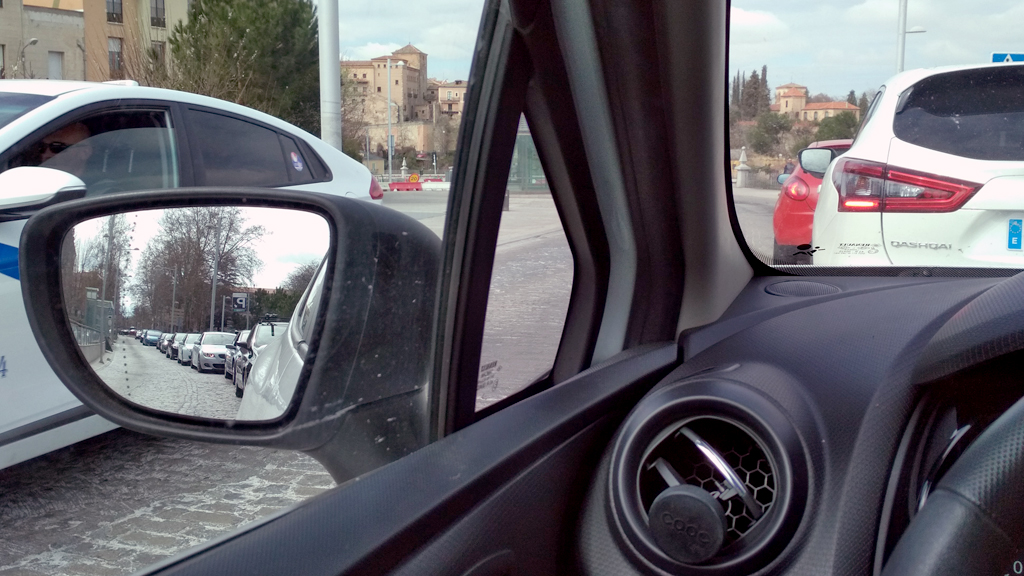 La imagen reflejada en el espejo muestra una retención de vehículos el pasado fin de semana en Padre Claret. / Nerea Llorente