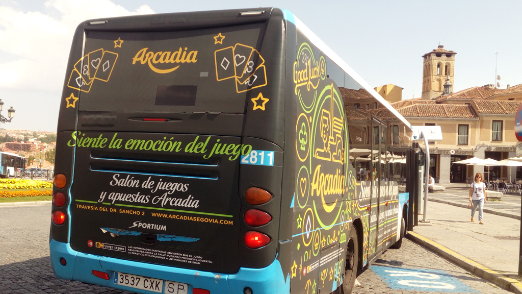 Imagen de uno de los autobuses urbanos de la ciudad, con publicidad de un salón de juegos en su exterior. / El Adelantado
