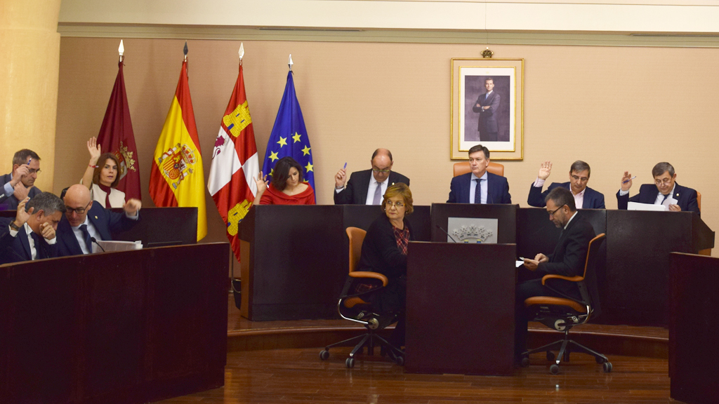 Una de las votaciones que se llevaron a cabo durante el pleno ordinario de la Diputación ayer.