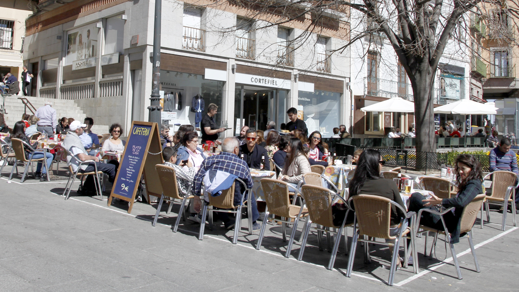 Imagen de la terraza de un bar llena de gente en la ciudad. / Nerea Llorente