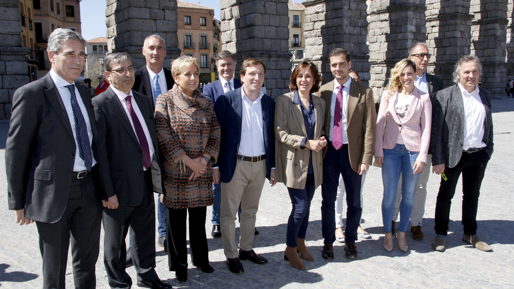 Los candidatos segovianos, junto a Martínez-Almeida, ayer en la plaza de la Artillería. / Nerea LLorente