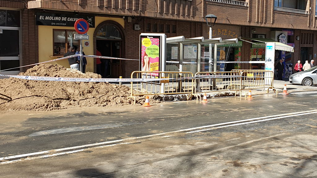 Al mediodía ya estaba despejada la carretera pero quedaban señales de fuga de agua y de la reparación. / LAURA MARTÍNEZ