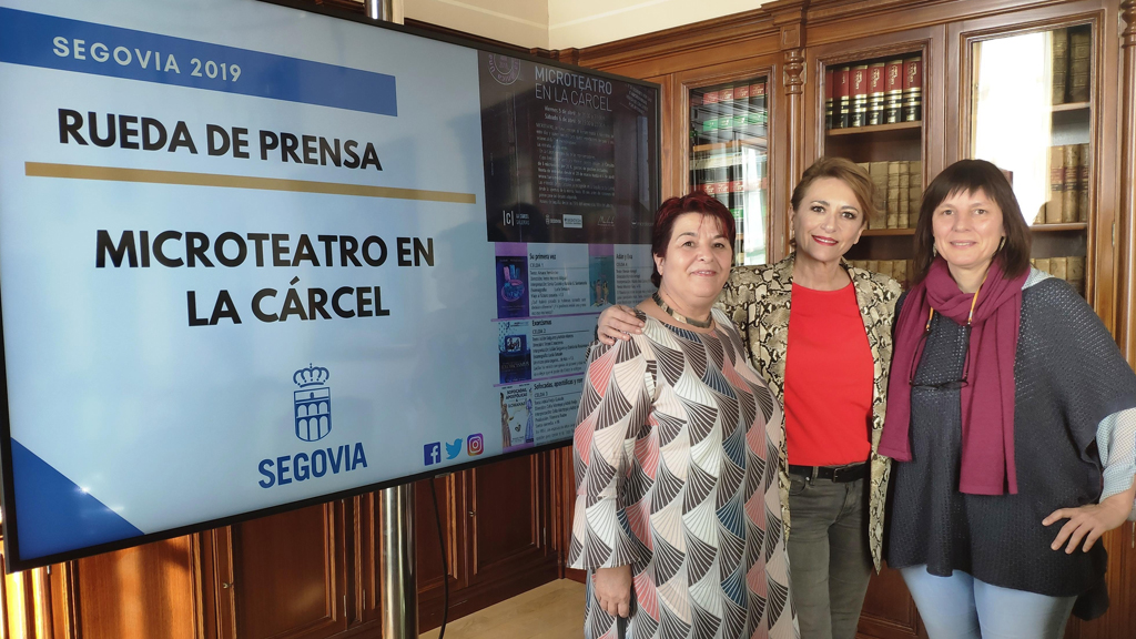La alcaldesa, Clara Luquero, junto a la actriz Sonia Castelo y a la coordinadora de la actividad, Gina Aguiar. / El Adelantado