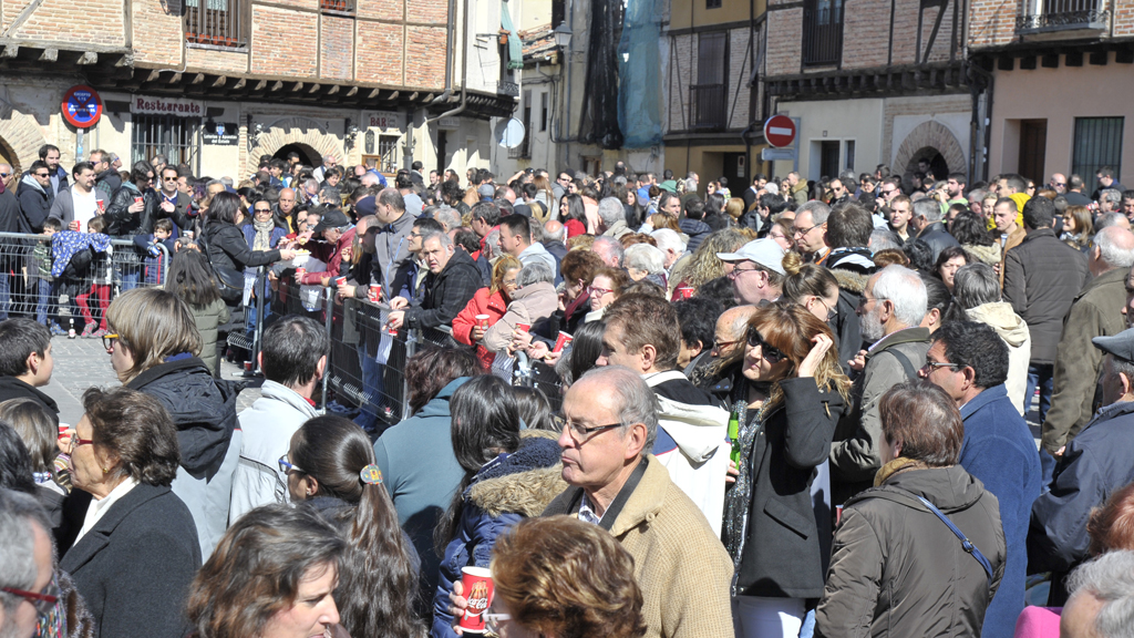 Numeroso público el año pasado en la degustación gastronómica que organiza la asociación de vecinos. / Kamarero