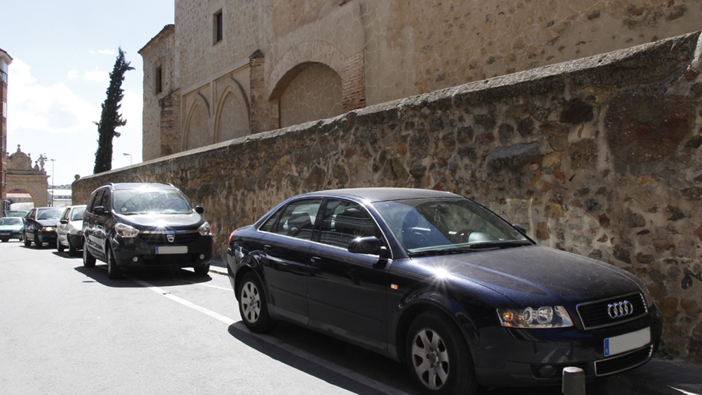 Vehículos aparcados junto al lateral izquierdo de la ermita del Cristo. / Nerea Llorente