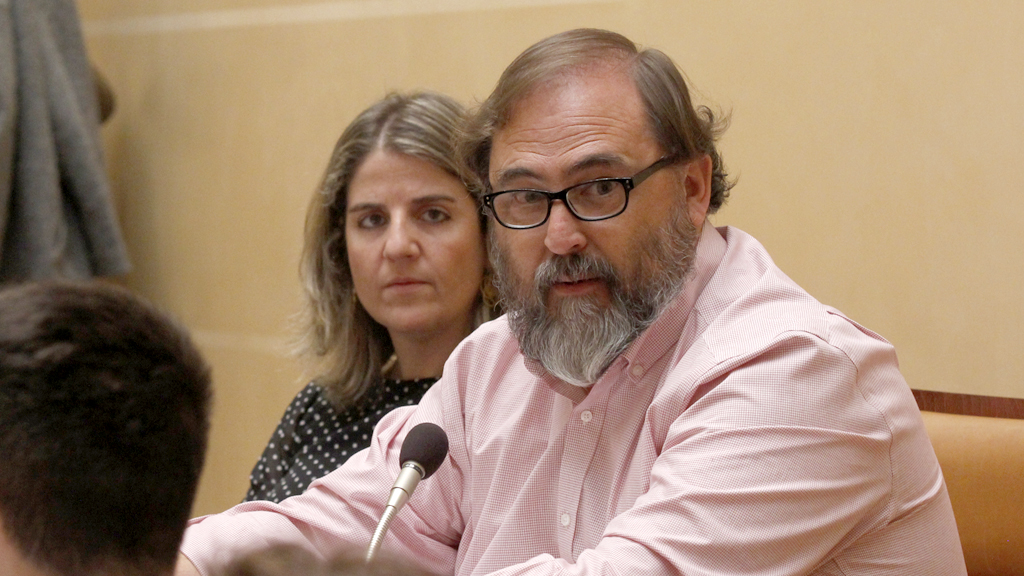 Los concejales de Centrados en Segovia Esther Bermejo y Cosme Aranguren, durante un pleno. / Nerea Llorente