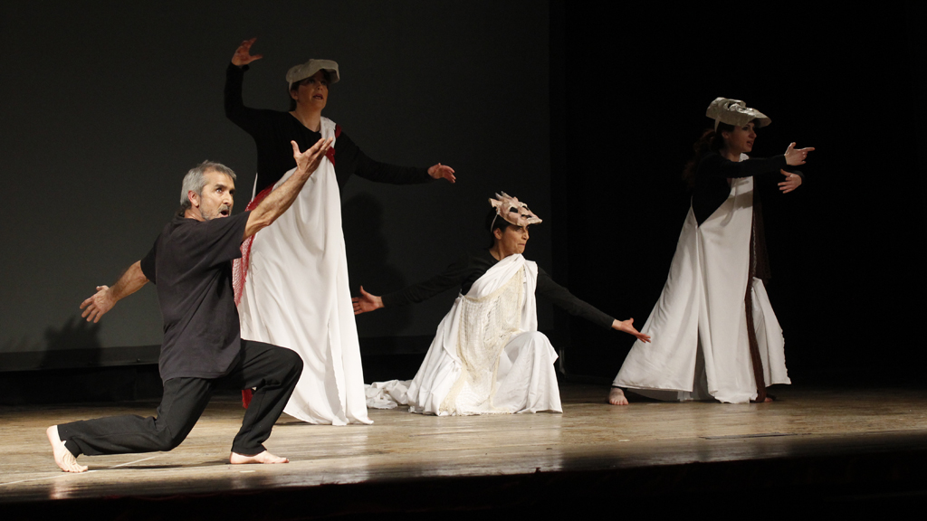 La representación de una obra en una edición anterior de la Muestra de Teatro del IES Andrés Laguna.