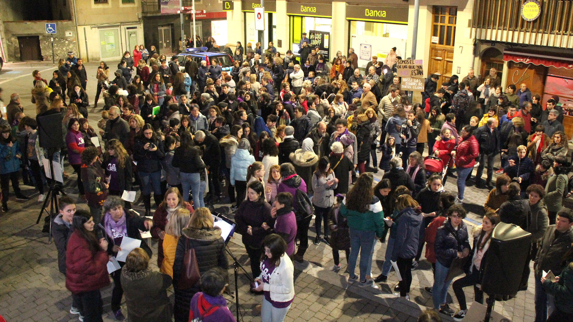 Asistentes a la concentración vespertina del 8M./c. núñez