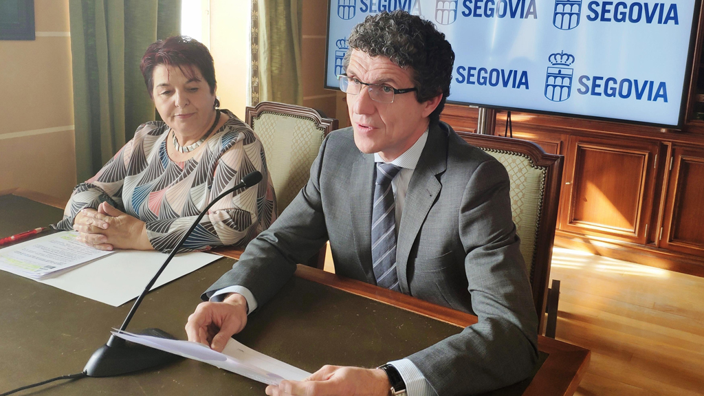 El concejal de Servicios Sociales, Andrés Torquemada, junto a la alcaldesa, Clara Luquero. / El Adelantado