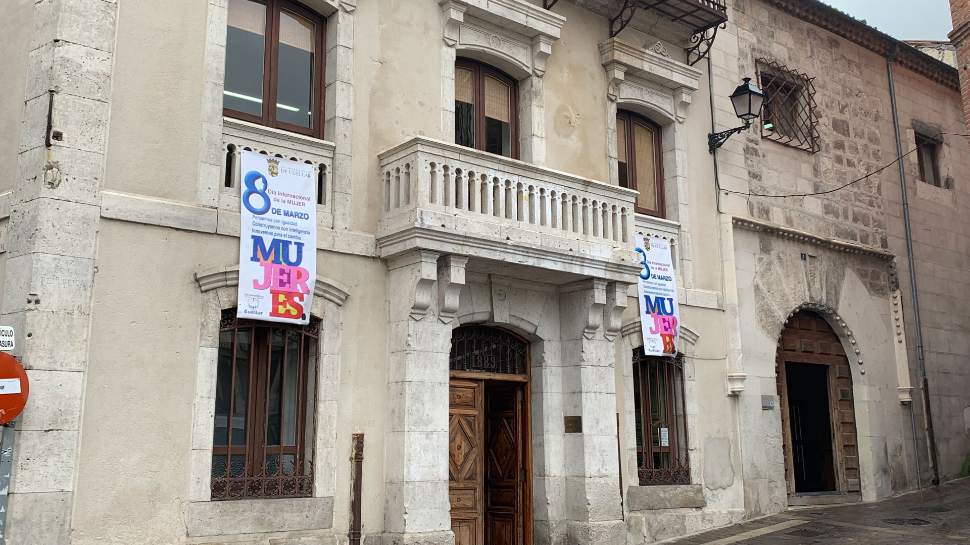 El balcón del Ayuntamiento luce sus lonas ./c. núñez
