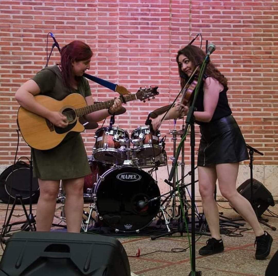 Guitarra y violín confluyen en una propuesta enérgica y muy bailable. / Alcalá Suena