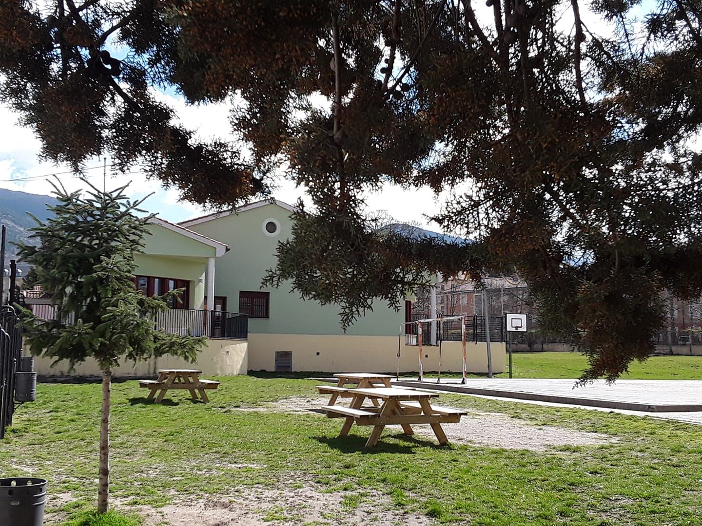 Este mobiliario aporta un nuevo lugar para aprender y reunirse fuera de las aulas. / CEIP Agapito Marazuela