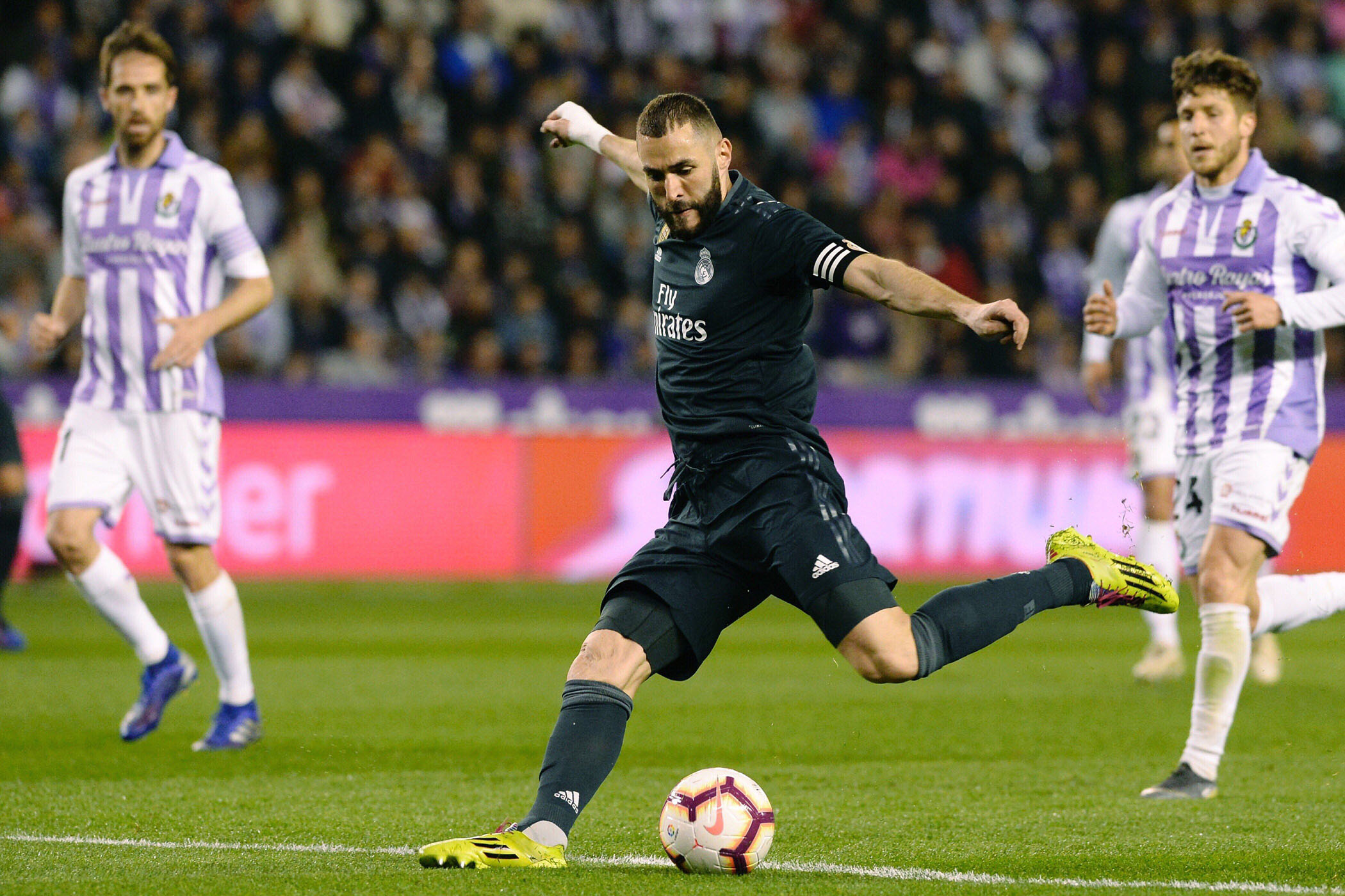 Benzema marca su gol de penalti, el segundo del Real Madrid en el Nuevo José Zorrilla