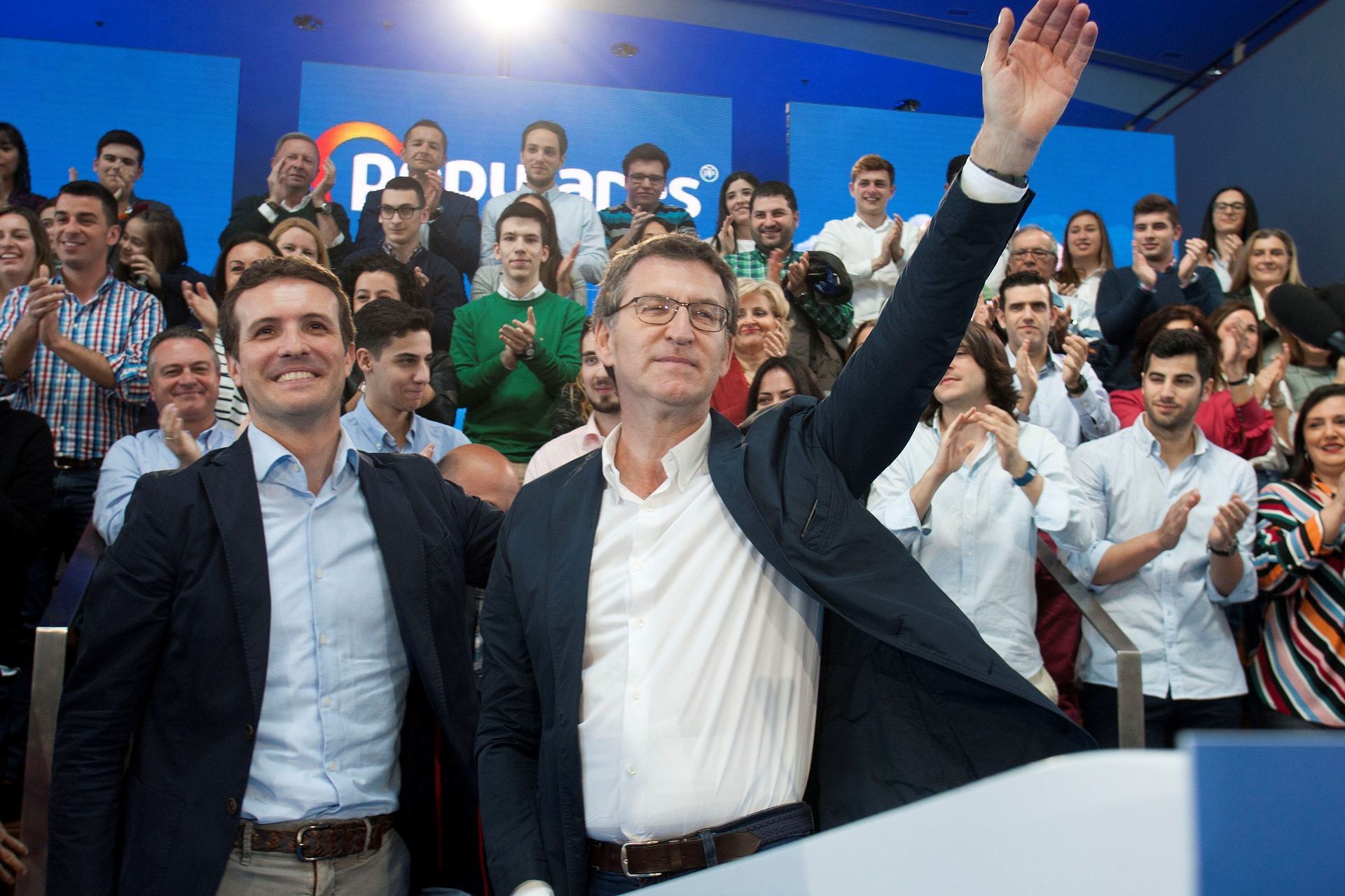 El presidente del PP, Pablo Casado (i), junto al presidente de la Xunta de Galicia, Alberto Núñez Feijóo.