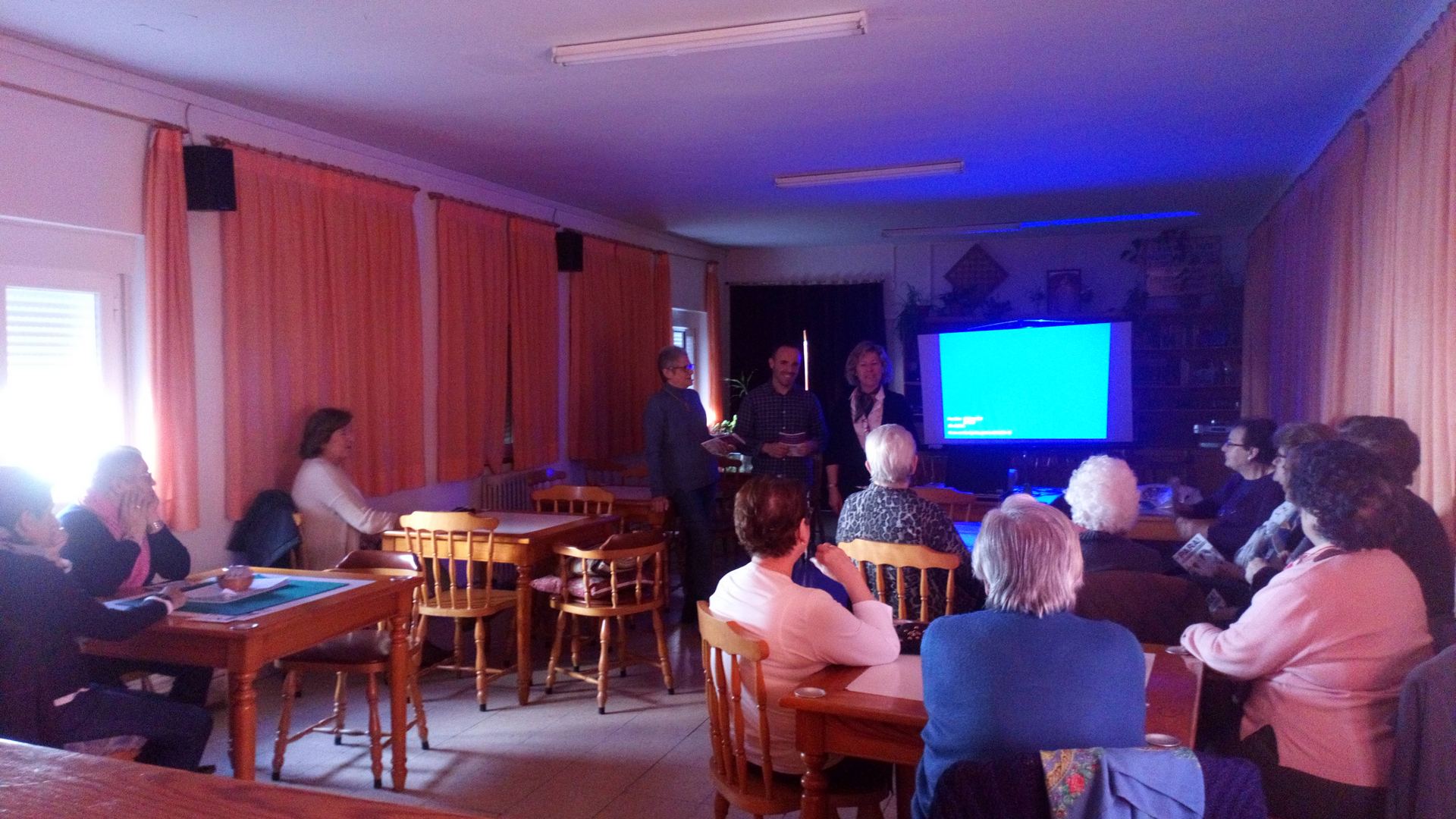 Mujeres mayores del municipio reflexionaron juntas acerca de la igualdad. / S. Sanjuán