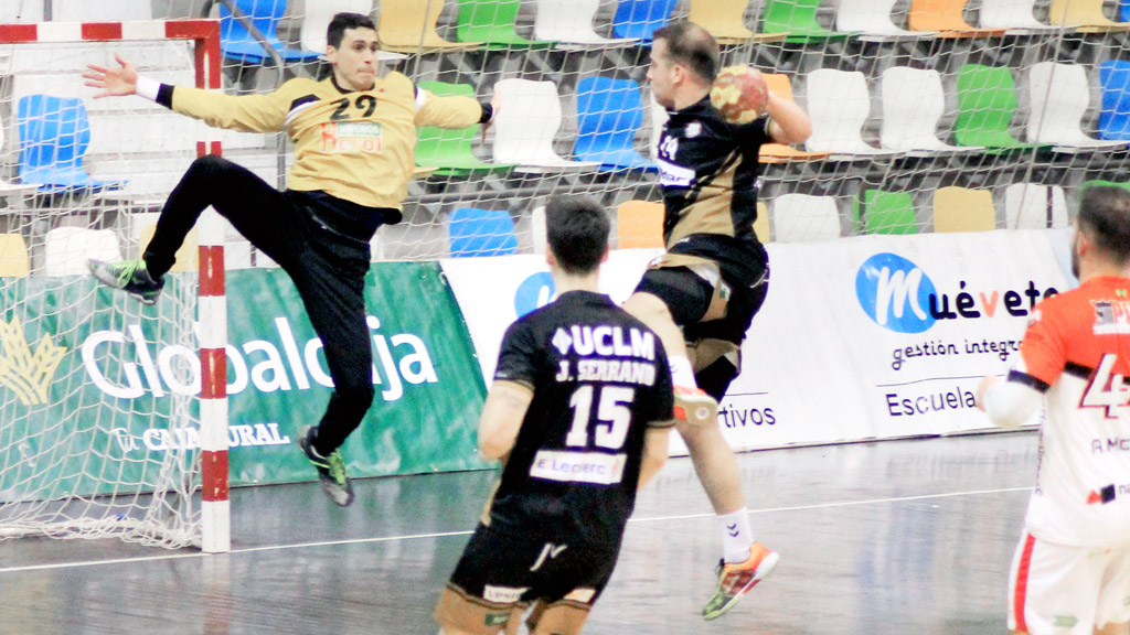Yeray se lanza a por el atacante del Alarcos en un momento de un partido disputado en Ciudad Real. / ÓSCAR MARTÍN