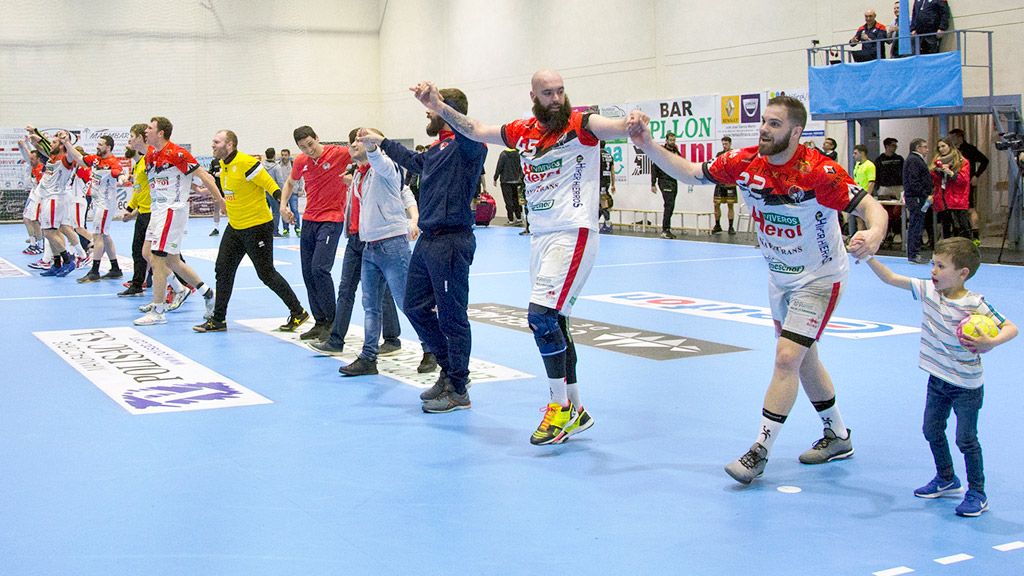 Los jugadores del Viveros Herol Nava celebran con sus aficionados la victoria ante el Vestas Alarcos que le colocan muy cerca del ascenso directo. / DANIEL PÉREZ