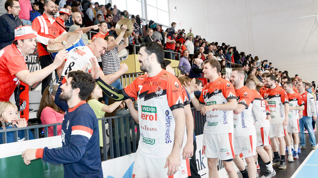 Los jugadores celebran con la afición la importante victoria conseguida frente al MMT Zamora el pasado fin de semana. / AMADOR MARUGÁN
