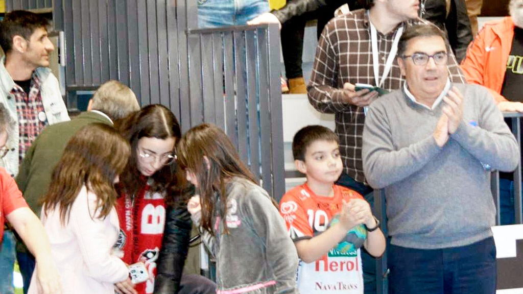 Julián Mateo, junto a un joven jugador del Balonmano Nava al finalizar el partido que el equipo jugó frente al Palma del Río. / AMADOR MARUGÁN