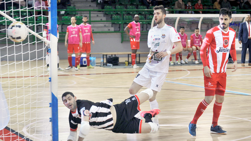 El pívot del Naturpellet Segovia Antonio Diz, durante una ocasión que desvió el portero del Cartagena FS Raúl. / KAMARERO