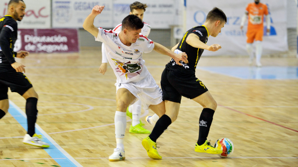 El ala del Naturpellet Segovia Chus Blázquez intentan detener al cierre del O Parrulo Ferrol Ismael Samartino. / KAMARERO