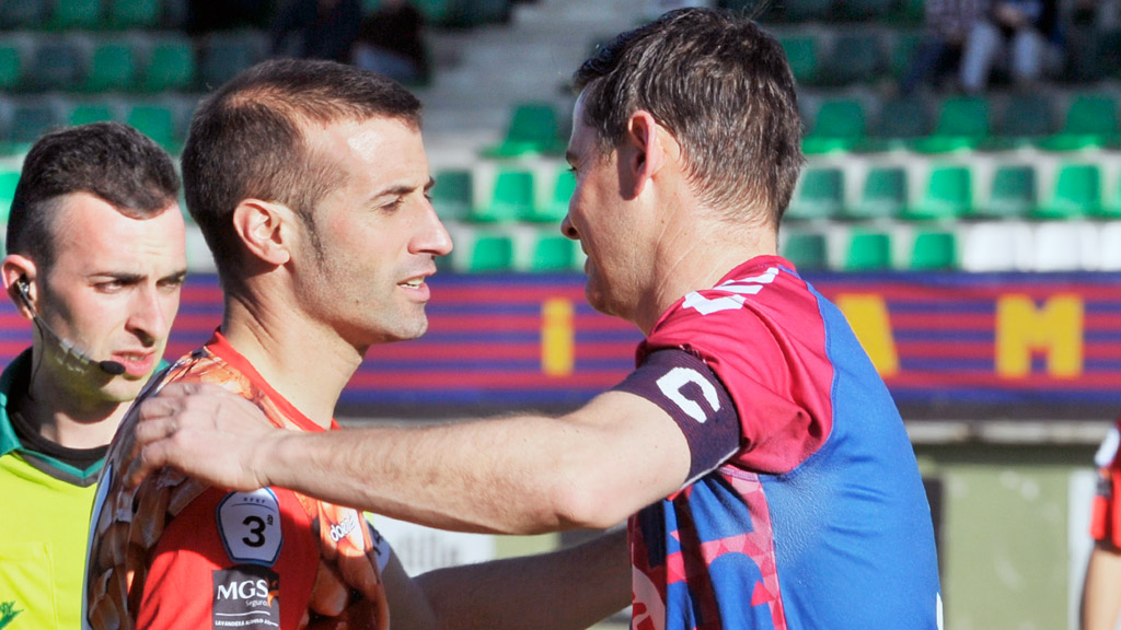 Pluma y Anel se abrazan en los prolegómenos del derbi que midió a Segoviana y La Granja en La Albuera. / KAMARERO