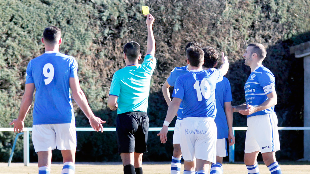 Los jugadores del CD La Granja protestan al árbitro una acción que acaba con tarjeta amarilla. / NEREA LLORENTE