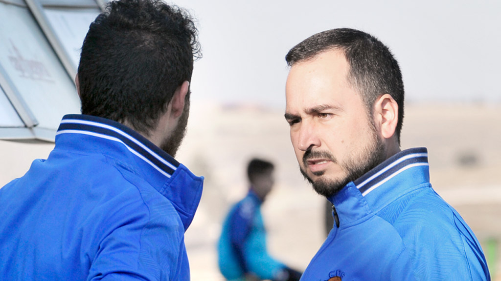 El técnico Diego Yepes, junto a un miembro del cuerpo técnico. / KAMARERO