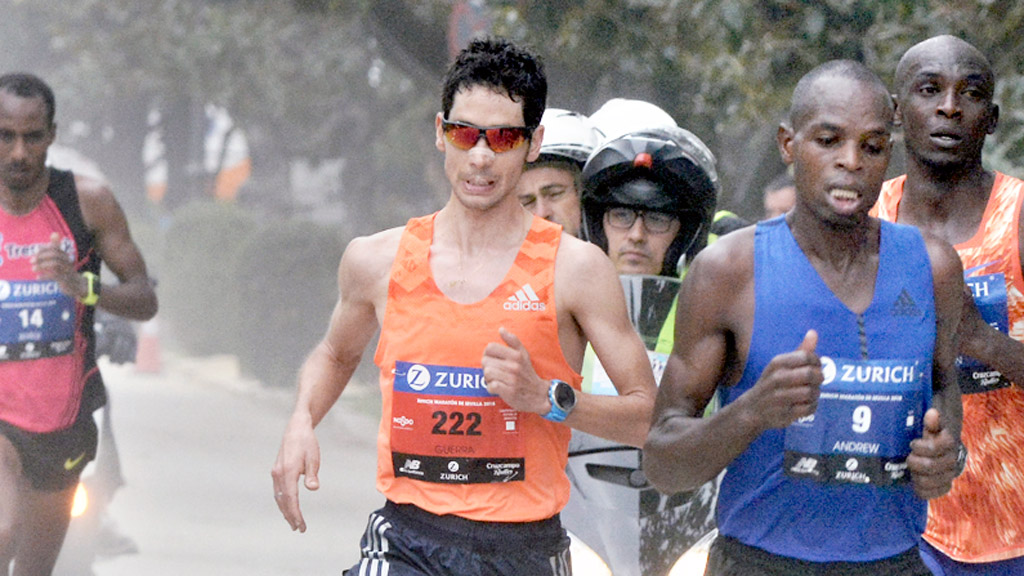 Javi Guerra, durante la maratón de Sevilla del 2018. / MANUEL GÓMEZ - EL CORREO