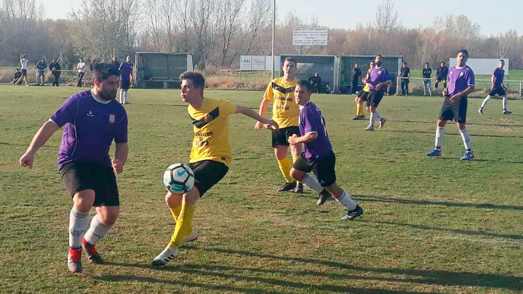 Imagen del encuentro que disputaron Atlético Hontanares y Valseca. / A. PINELA