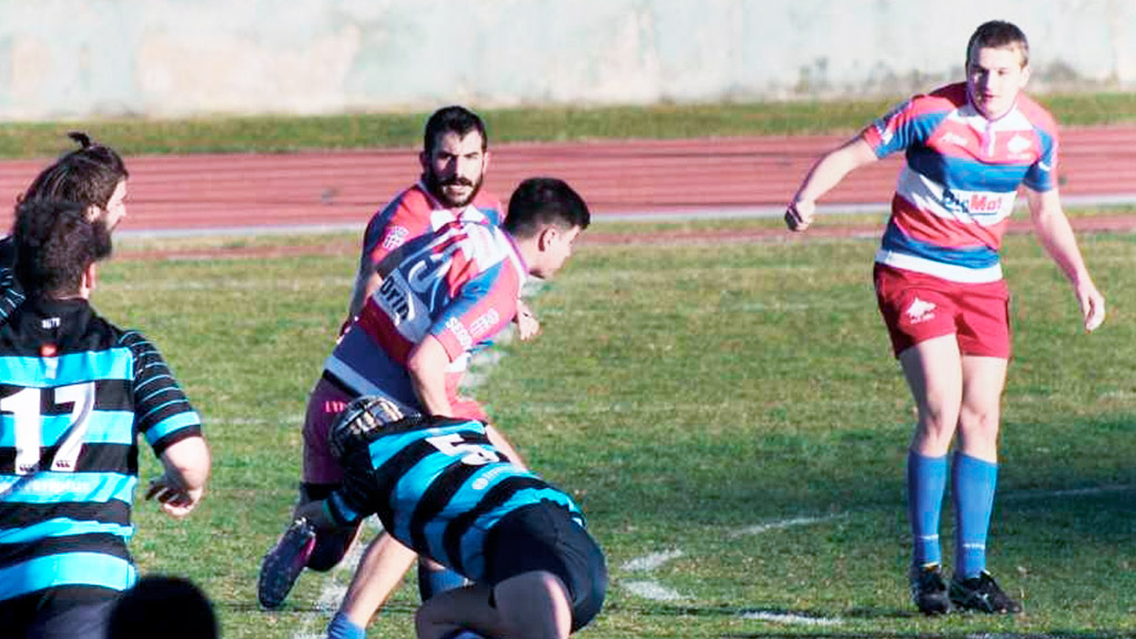 Los jugadores del Ingenieros persiguen al del BigMat, que trata de evitar el placaje de un contrario. / BIGMAT LOBOS