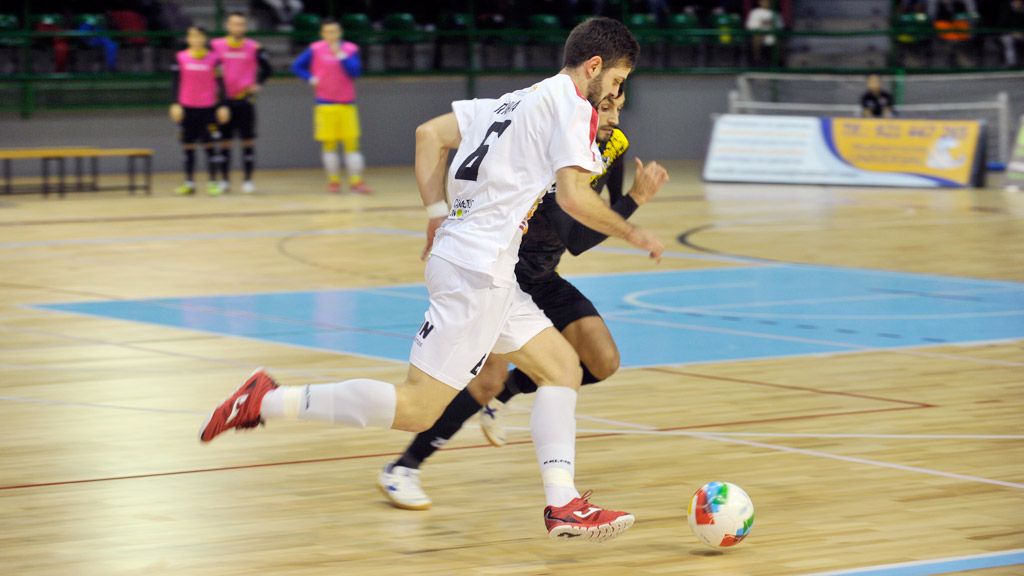 Raya intenta progresar ante la oposición de un contrario. / KAMARERO