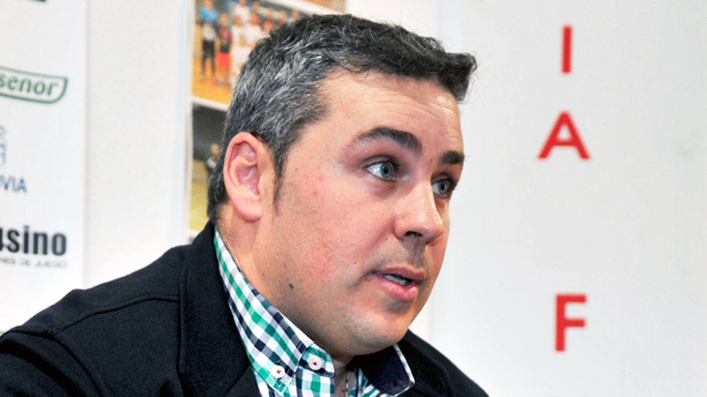 Álvaro Fernández, durante una rueda de prensa. / KAMARERO