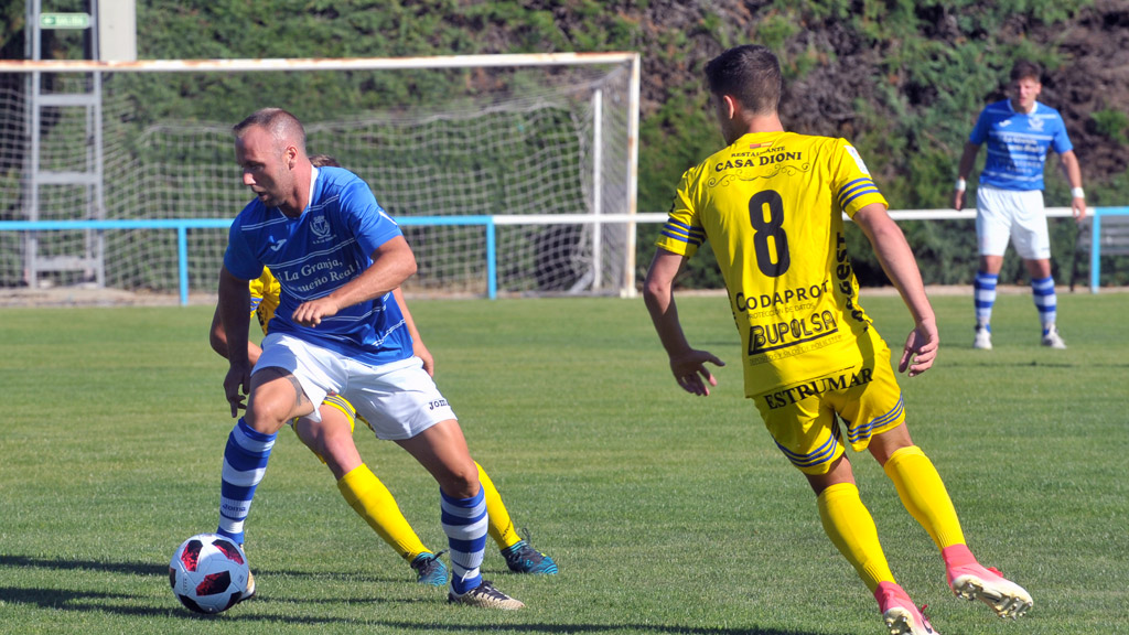 El centrocampista del CD La Granja Alberto Terleira recibe un balón ante la presión de los jugadores del Bupolsa. / KAMARERO