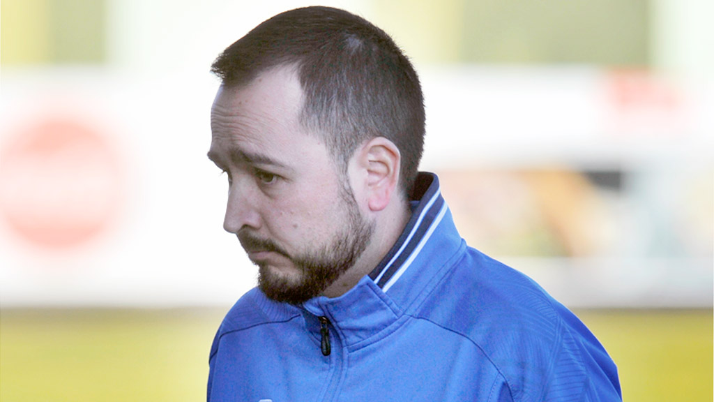 El técnico del CD La Granja, Diego Yepes, cabizbajo durante un partido. / KAMARERO