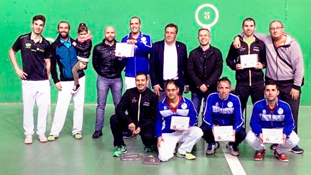 Foto de familia de los finalistas de la Copa Presidente de frontenis. / FEDERACIÓN TERRITORIAL DE FRONTENIS