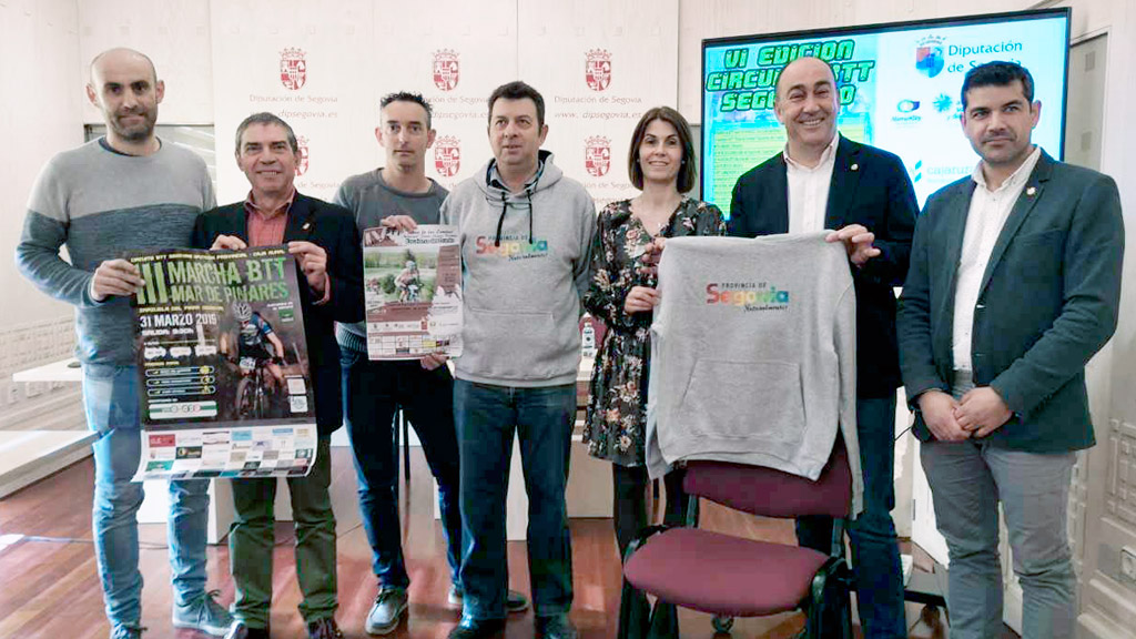 Los organizadores de la sexta edición del Circuito Provincial, junto a varios alcaldes de la provincia. / D.P.
