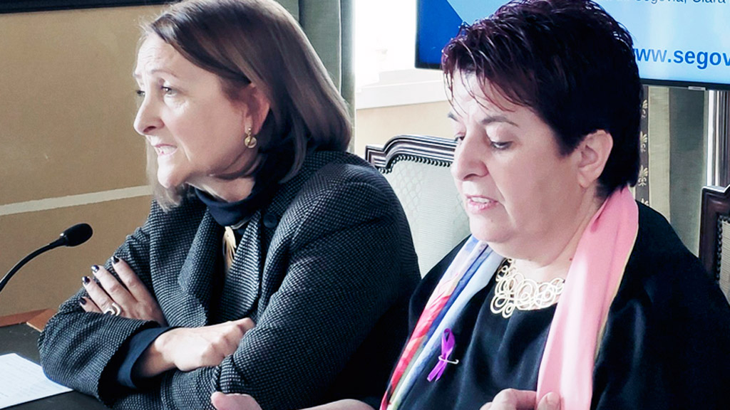 La concejala Marian Rueda y la alcaldesa Clara Luquero presentan la propuesta. / E.A.