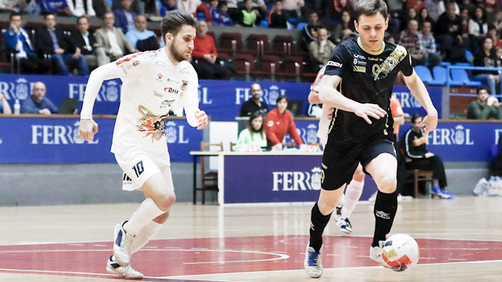 El cierre del O Parrulo Ferrol Isma conduce un balón en velocidad mientras el ala del Naturpellet Segovia Álex Fuentes trata de detenerle. / O PARRULO FERROL