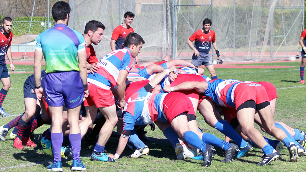 Los jugadores, en una melé con introducción para el conjunto segoviano. / BIGMAT LOBOS