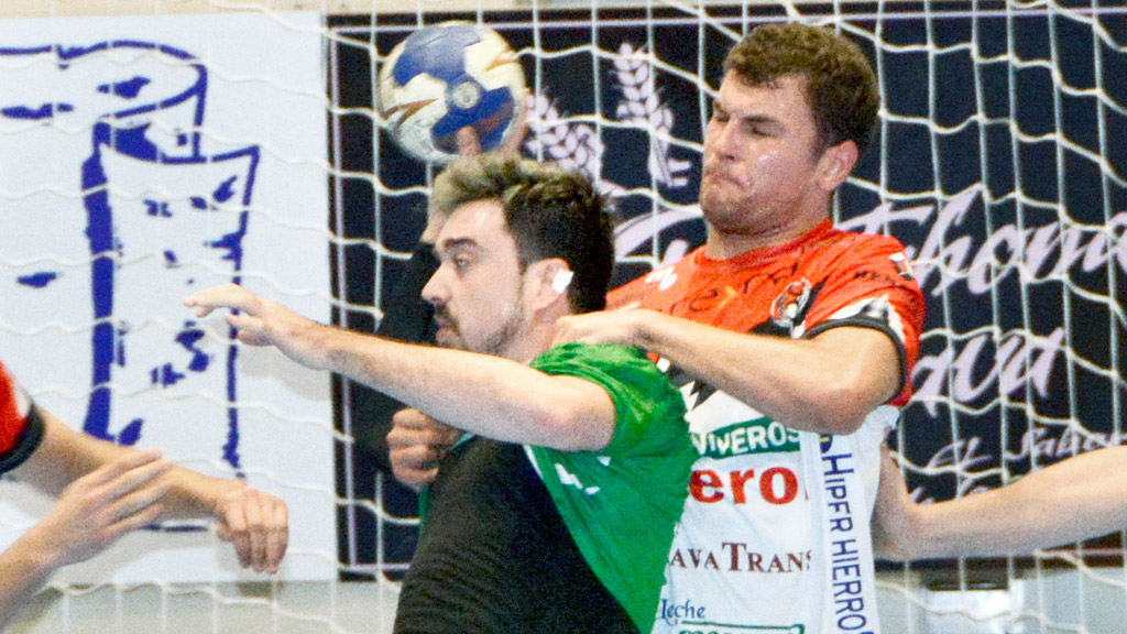 El jugador del Viveros Herol Nava Oleg Kisselev trata de parar a un contrincante. / AMADOR MARUGÁN