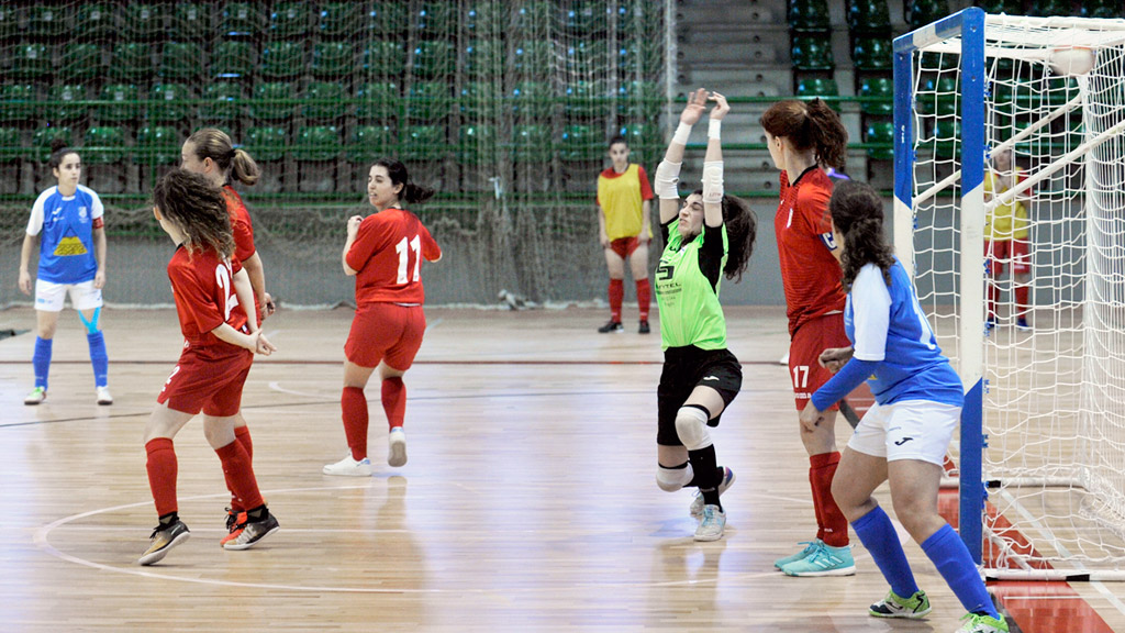 Gol de la jugadora del Unami Carré ante la defensa del Malagón, en el partido disputado en el Pedro Delgado. / KAMARERO