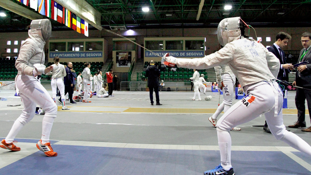 Dos tiradoras disputan la Copa del Mundo junior de esgrima que se celebró en Segovia en enero / NEREA LLORENTE