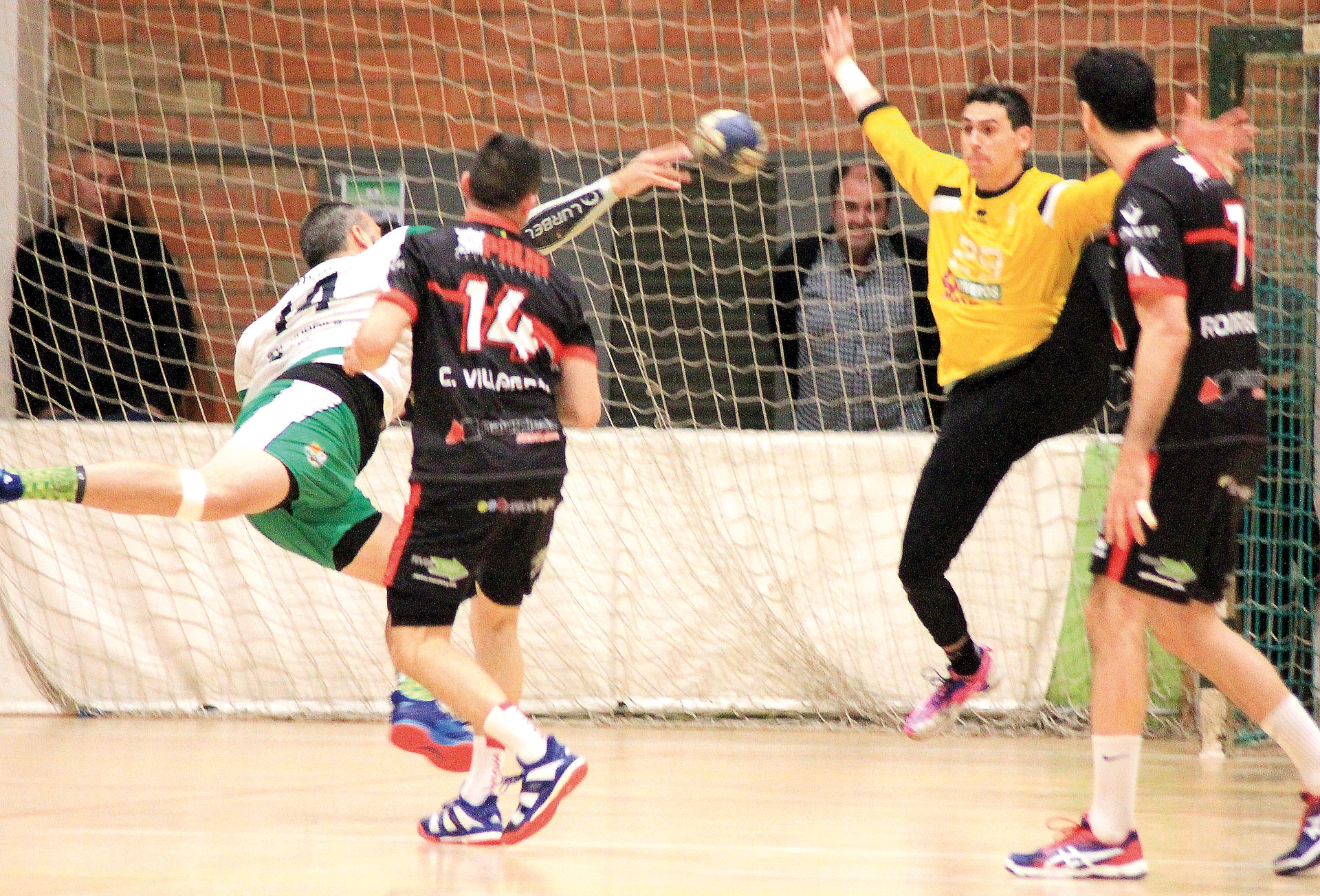 Lamariano ante un jugador del Bordils. / ÓSCAR MARTÍN