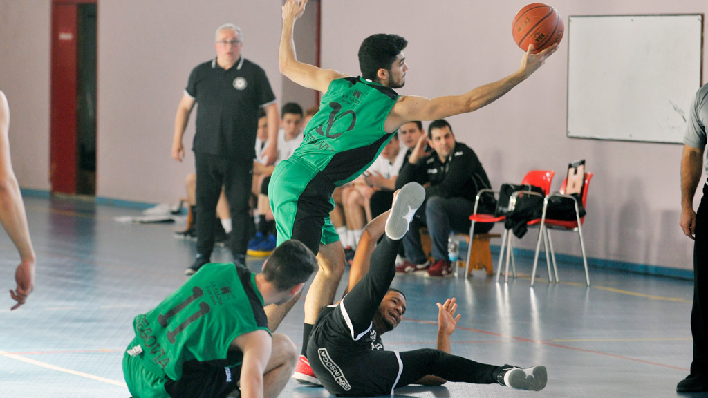Yagüe logra hacerse con el balón mientras el visitante Mateo cae al suelo en una acción del partido. / KAMARERO