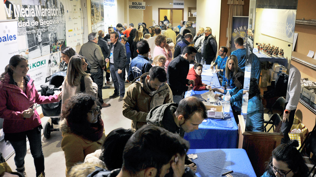 Imagen de los participantes recogiendo su dorsal en la tarde del viernes. / KAMARERO