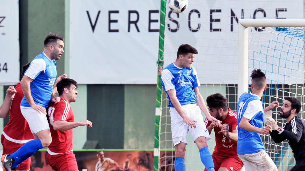 El defensa del Unami David Pascual se dispone a cabecear en la jugada del segunda gol ante el Cuéllar. / KAMARERO