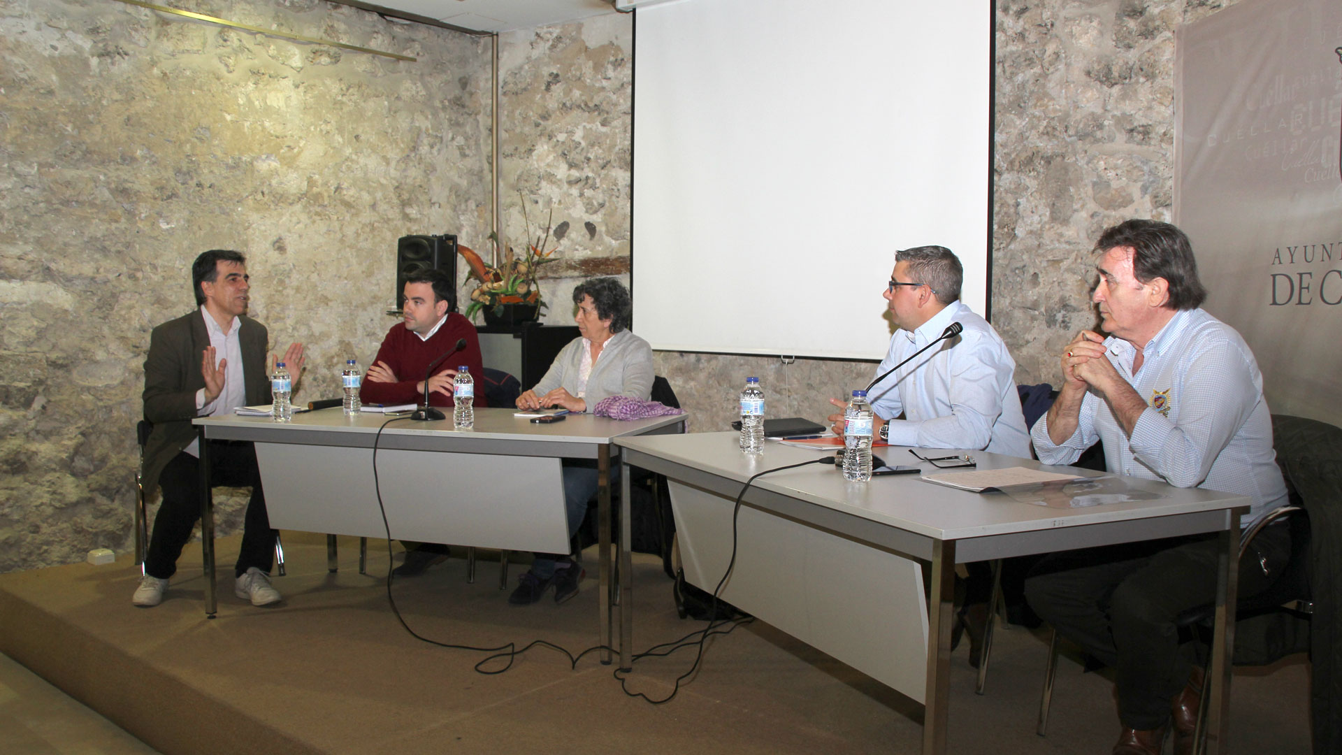 El moderador de la mesa redonda, Fernando Cárdaba (izq.), junto a Carlos Fraile, Montserrat Sanz, David de las Heras y el alcalde de la villa, Jesús García Pastor.