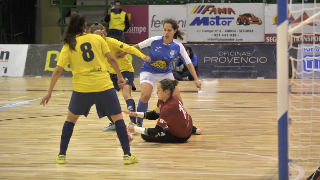 El Unami planta cara al líder 1 La jugadora del Unami CP Laura Usa intenta remachar un balón en el área del Teldeportivo. / KAMARERO